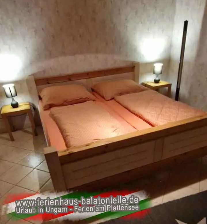 Ferienhaus Balatonlelle Schlafzimmer mit Doppelbett