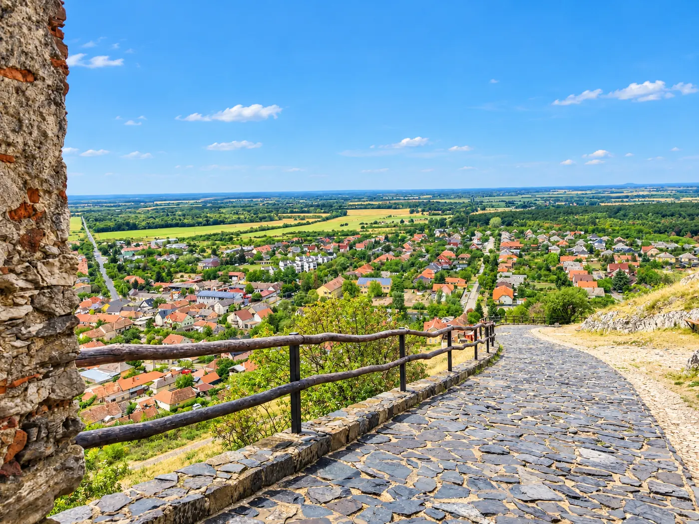 Ungarn Urlaub Last Minute mit Blick über eine sonnige Landschaft